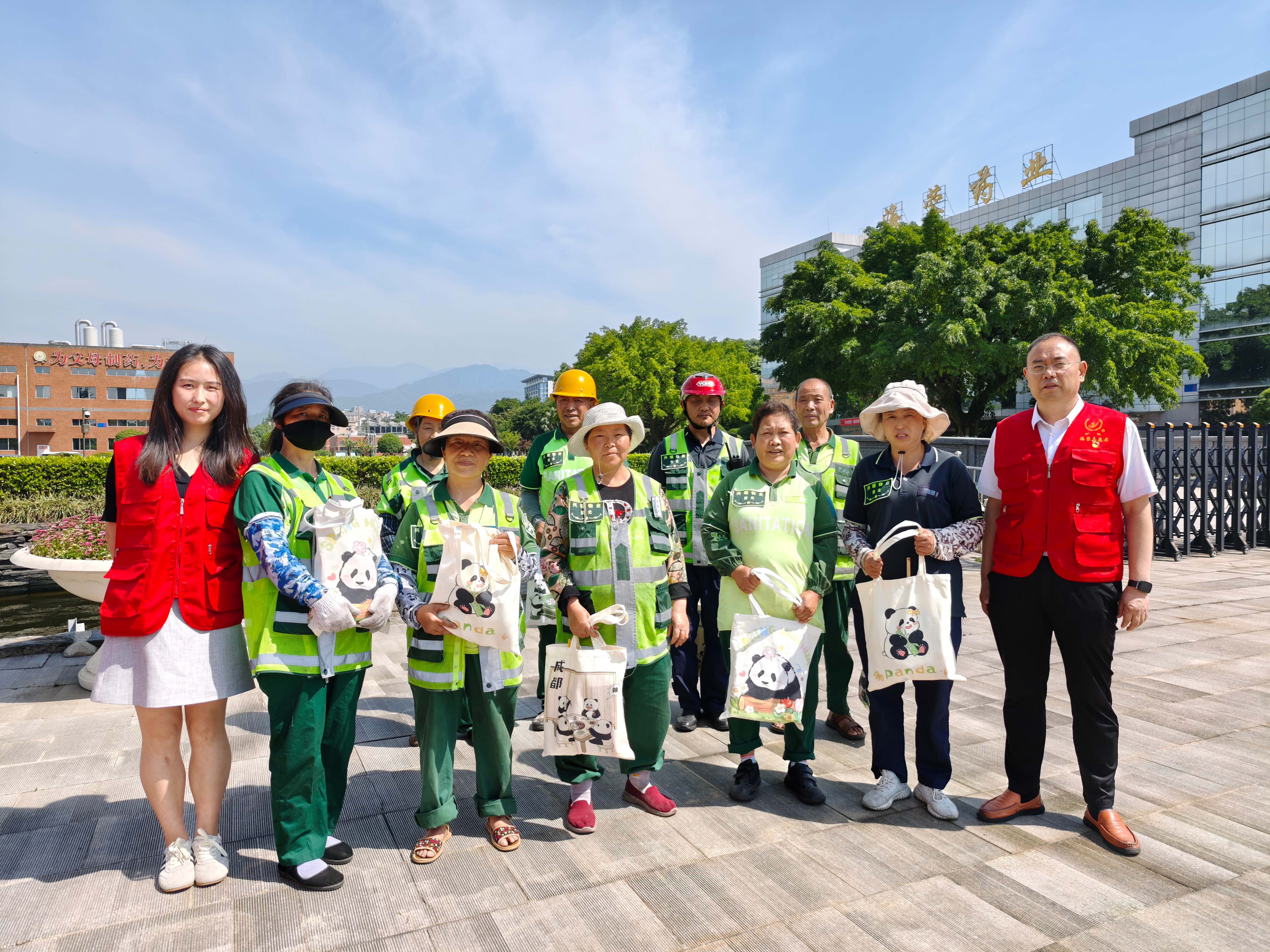 党建引领 | 开云手机web版登录入口党（团）支部联合工会开展一线环卫工慰问活动